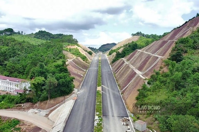 Một số đoạn đường n&uacute;i non rất hiểm trở. Ảnh: T&ocirc; C&ocirc;ng &nbsp;