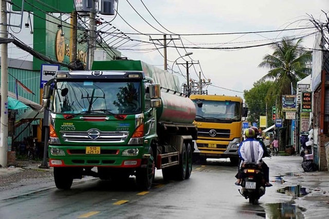 Đường Nguy&ecirc;̃n Duy Trinh nhỏ hẹp chỉ c&oacute; 2 l&agrave;n xe vẻn vẹn 7m. Ảnh: Hữu Chánh &nbsp;