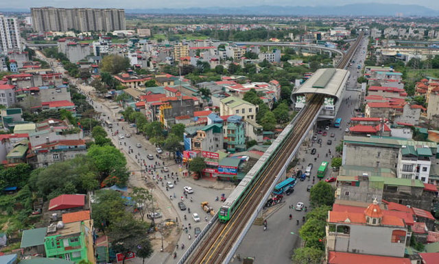 Tuyến Quốc lộ 6 hiện đang trong t&igrave;nh trạng qu&aacute; tải v&igrave; nhiều phương tiện lưu th&ocirc;ng, thường xuy&ecirc;n &ugrave;n tắc v&agrave;o giờ cao điểm. Ảnh: Internet