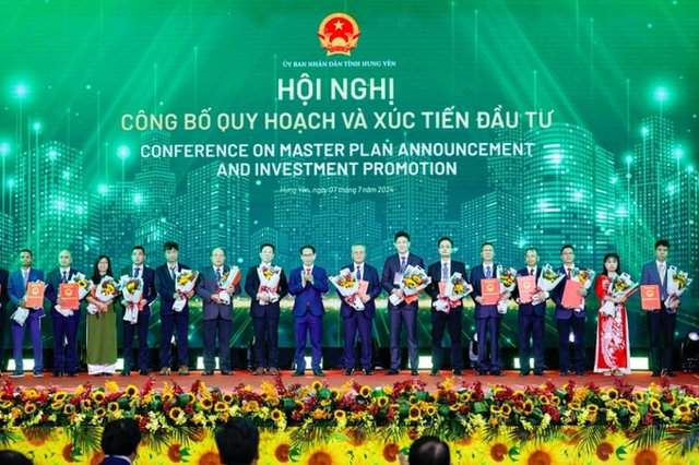 UBND tỉnh Hưng Y&ecirc;n đ&atilde; trao giấy chứng nhận đầu tư cho c&aacute;c nh&agrave; đầu tư 23 dự &aacute;n với tổng mức đầu tư gần 763 triệu USD.