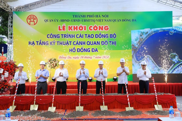 C&aacute;c đại biểu thực hiện nghi thức khởi c&ocirc;ng c&ocirc;ng tr&igrave;nh cải tạo đồng bộ hạ tầng kỹ thuật cảnh quan đ&ocirc; thị hồ Đống Đa. Ảnh: Internet