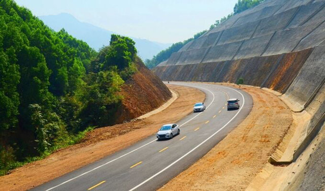 Tuyến cao tốc La Sơn - H&ograve;a Li&ecirc;n sẽ được chi hơn 3.000 tỷ đồng để mở rộng