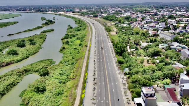 Đường bờ Nam s&ocirc;ng Tr&agrave; Kh&uacute;c d&agrave;i hơn 8,7km, c&oacute; tổng vốn đầu tư gần 1.000 tỷ đồng, nối cầu Tr&agrave; Kh&uacute;c 2 đến đường ven biển Dung Quất - Sa Huỳnh.