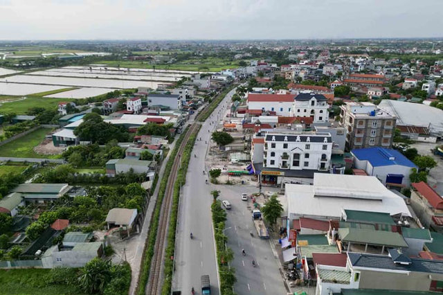 Đoạn tuyến chưa được ho&agrave;n thiện với n&uacute;t thắt cổ chai tiềm ẩn nhiều nguy cơ tai nạn giao th&ocirc;ng. Ảnh: B&aacute;o Lao Động