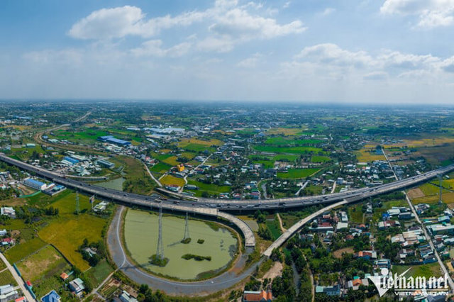 Sau nhiều trắc trở, nay cao tốc n&agrave;y đang tiếp tục thi c&ocirc;ng. Ảnh: B&aacute;o Vietnamnet &nbsp;