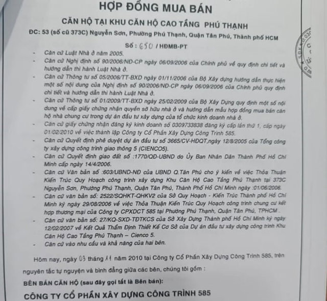 Ng&agrave;y 04/8/2010, C&ocirc;ng ty 585 đ&atilde; mang 219 sổ đỏ đi thế chấp tại ng&acirc;n h&agrave;ng Việt &Aacute; theo Hợp đồng thế chấp số 104 ng&agrave;y 04/8/2010, thế nhưng sau đ&oacute; lại đi k&yacute; Hợp đồng mua b&aacute;n với người d&acirc;n.