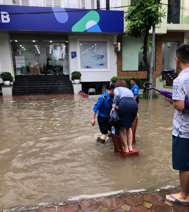 Nh&acirc;n vi&ecirc;n văn ph&ograve;ng đi l&agrave;m cũng v&ocirc; c&ugrave;ng kh&oacute; khăn