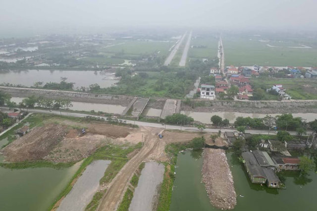 Cầu qua k&ecirc;nh V&acirc;n Đ&igrave;nh bỏ hoang nhiều năm chưa thể đấu nối. Ảnh: B&aacute;o Lao Động