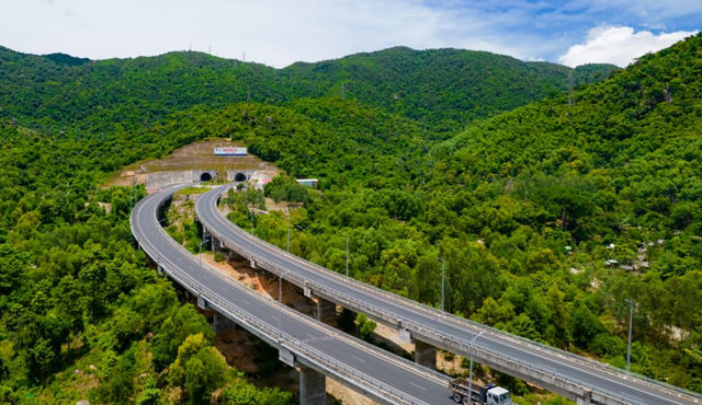 H&acirc;̀m Đèo Cả phá th&ecirc;́ "&ocirc;́c đảo" của tỉnh Phú Yên, c&aacute;nh cửa th&ocirc;ng thương được mở rộng, th&uacute;c đẩy ph&aacute;t triển kinh tế - x&atilde; hội. Ảnh: Thảo Quy&ecirc;n