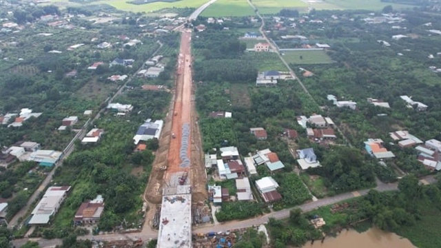 Hệ thống tho&aacute;t nước tr&ecirc;n cầu, đường dẫn ph&iacute;a tỉnh B&igrave;nh Dương cũng đang nhanh ch&oacute;ng đổ đ&aacute;, san mặt đường. Ảnh: PLO