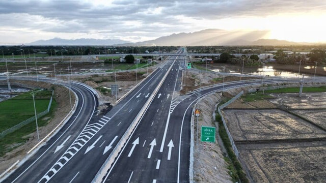 Cao tốc n&agrave;y đi qua địa phận 3 tỉnh Kh&aacute;nh H&ograve;a (5km), Ninh Thuận (63km) v&agrave; B&igrave;nh Thuận (12km), tạo n&ecirc;n một h&agrave;nh tr&igrave;nh liền mạch v&agrave; r&uacute;t ngắn đ&aacute;ng kể thời gian di chuyển. Ảnh: B&aacute;o Người Lao Động &nbsp;