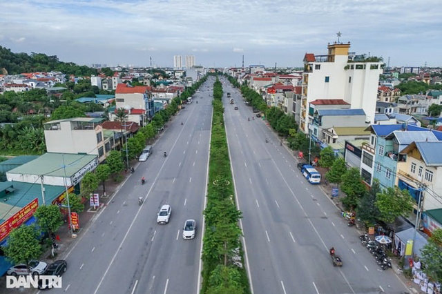 Một số đoạn tr&ecirc;n tuyến đường đ&atilde; ho&agrave;n tất v&agrave; cho ph&eacute;p xe cộ đi lại. Ảnh: B&aacute;o D&acirc;n Tr&iacute;