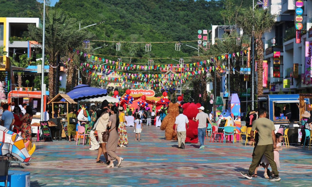 Lễ hội đường phố LALA TOWN tại Flamingo Golden Hill thu h&uacute;t đ&ocirc;ng đảo du kh&aacute;ch đến tham quan.