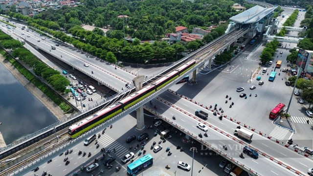 Đoạn metro chạy qua ng&atilde; tư Xu&acirc;n Thuỷ - đường L&aacute;ng. Ảnh: B&aacute;o D&acirc;n Việt