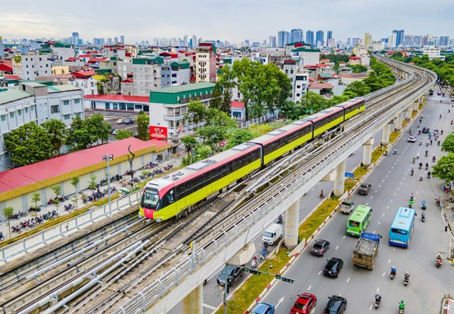 T&agrave;u chạy tuyến Nhổn - ga H&agrave; Nội gồm 4 toa, mỗi toa chở được 236 h&agrave;nh kh&aacute;ch. Ảnh: Tạ Hải.