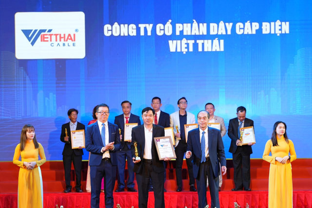 CTCP D&acirc;y c&aacute;p điện Việt Th&aacute;i nhận giải thưởng Top 10 thương hiệu d&acirc;y c&aacute;p điện dẫn đầu Việt Nam 2024 (VietNam Leading Brands 2024)&nbsp; &nbsp;