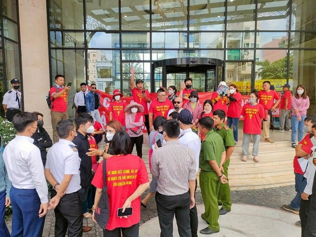 Kh&aacute;ch h&agrave;ng y&ecirc;u cầu chủ đầu tư dự &aacute;n Gem Sky World b&agrave;n giao "sổ đỏ".