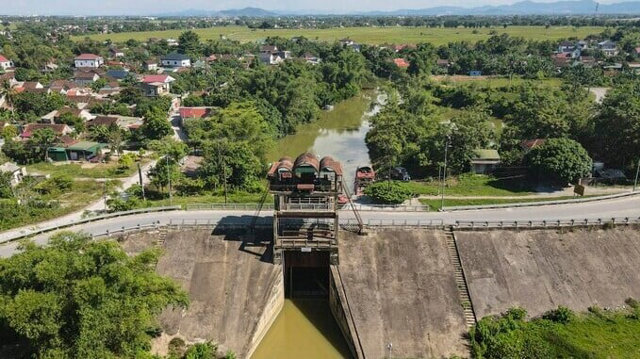 Nổi bật tại tuyến đ&ecirc; l&agrave; cống Trung Lương tại phường Trung Lương (Ảnh: B&aacute;o Tiền Phong) &nbsp;