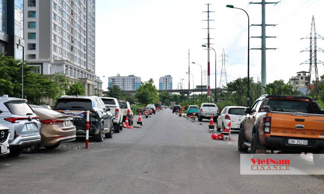 Đoạn đường từ khu nh&agrave; trong diện bị giải ph&oacute;ng về hướng cầu Thăng Long được trưng dụng để l&agrave;m b&atilde;i đỗ xe.