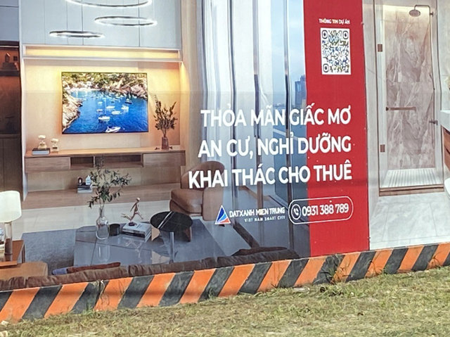 B&ecirc;n ngo&agrave;i, dự &aacute;n được bao bọc bởi một lớp Banner quảng c&aacute;o. Ảnh: Phước Nguy&ecirc;n &nbsp;