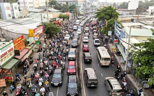 &Ugrave;n tắc tr&ecirc;n quốc lộ 13, đoạn gần cầu B&igrave;nh Triệu. Ảnh: Gia Minh&nbsp;