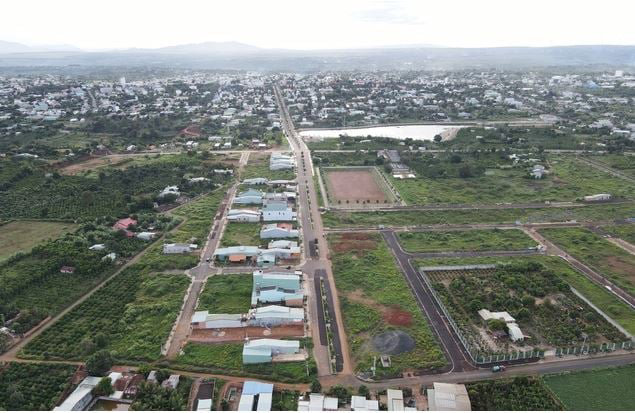 H&agrave;ng trăm l&ocirc; đất tr&uacute;ng đấu gi&aacute; tại Khu quy hoạch trung t&acirc;m h&agrave;nh ch&iacute;nh v&agrave; khu đ&ocirc; thị sinh th&aacute;i ph&iacute;a Đ&ocirc;ng thị trấn Chư S&ecirc; (huyện Chư S&ecirc;, tỉnh Gia Lai) được cho nợ tiền. Ảnh: B&aacute;o Người Lao Động &nbsp;