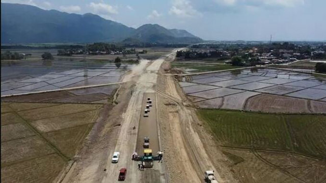 Dự &aacute;n hiện c&ograve;n khoảng 2,4km chưa thi c&ocirc;ng ho&agrave;n thiện do vướng hạ tầng kỹ thuật v&agrave; vướng mắc giải ph&oacute;ng mặt bằng. Ảnh: Internet