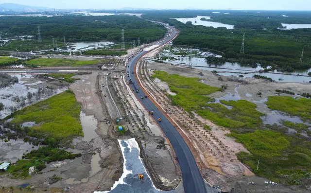 Tuyến đường d&agrave;i 5,8km n&agrave;y đ&atilde; cơ bản ho&agrave;n th&agrave;nh, chỉ c&ograve;n một số hạng mục nhỏ như thảm nhựa v&agrave; lắp đặt đ&egrave;n đường đang được ho&agrave;n thiện. Ảnh: B&aacute;o Lao động&nbsp;