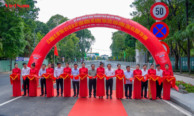 Thủ tướng Ch&iacute;nh phủ Phạm Minh Ch&iacute;nh c&ugrave;ng đo&agrave;n c&ocirc;ng t&aacute;c của Ch&iacute;nh phủ v&agrave; l&atilde;nh đạo TP.HCM cắt băng kh&aacute;nh th&agrave;nh hầm chui chui Trần Quốc Ho&agrave;n - Phan Th&uacute;c Duyện, kết nối với Nh&agrave; ga T3 s&acirc;n bay T&acirc;n Sơn Nhất &nbsp;