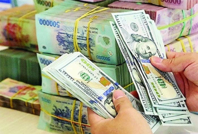 Giá USD ngân hàng giảm nhanh, 'bốc hơi' hơn 100 đồng - Ảnh 1