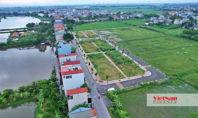 Sốt đấu giá đất ven Hà Nội: 'Điều bất thường ngang nhiên tồn tại bình thường' - Ảnh 1