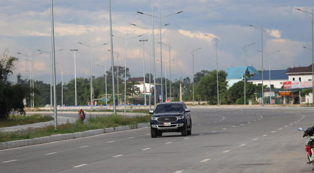 Sau 13 năm thi c&ocirc;ng, đến nay đại lộ Vinh - Cửa L&ograve; cơ bản ho&agrave;n th&agrave;nh, mặt đường ở c&aacute;c hướng đ&atilde; thảm nhựa to&agrave;n bộ v&agrave; đi v&agrave;o vận h&agrave;nh.