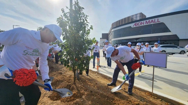 Chương tr&igrave;nh trồng c&acirc;y tại Aeon Mall Huế. Ảnh: B&ugrave;i Ngọc Long