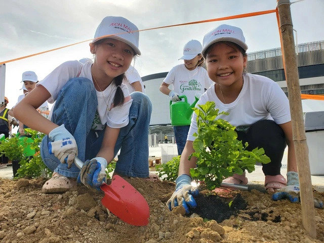 Học sinh tiểu học cũng tham gia sự kiện n&agrave;y. Ảnh: B&ugrave;i Ngọc Long