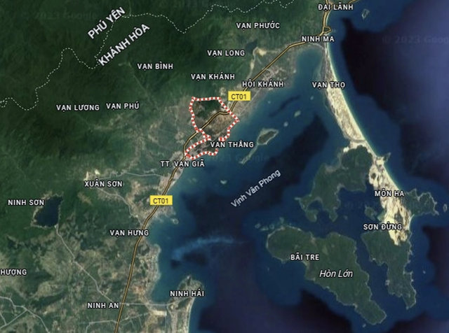 Nh&igrave;n từ vệ tinh khu vực dự kiến l&agrave;m s&acirc;n bay V&acirc;n Phong (v&ograve;ng đỏ - trắng). Ảnh: Google Maps.