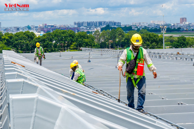 C&ocirc;ng nh&acirc;n đang kiểm tra, tinh chỉnh hạng mục kết cấu m&aacute;i che Nh&agrave; ga T3