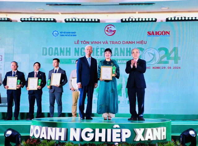 CEO Lưu Thị Thanh Mẫu (giữa) đại diện Phuc Khang Corporation nhận danh hiệu &ldquo;Doanh nghiệp xanh TP.HCM năm 2024&rdquo;