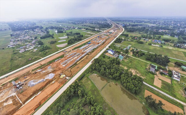 Đại lộ Vinh - Cửa L&ograve; d&agrave;i 10,8 km, đi qua c&aacute;c x&atilde; Nghi Ph&uacute;, Nghi Đức, Nghi &Acirc;n (TP Vinh), Nghi Phong, Nghi Xu&acirc;n, Nghi Thạch (huyện Nghi Lộc) v&agrave; c&aacute;c phường Nghi H&ograve;a, Nghi Hương (thị x&atilde; Cửa L&ograve;).