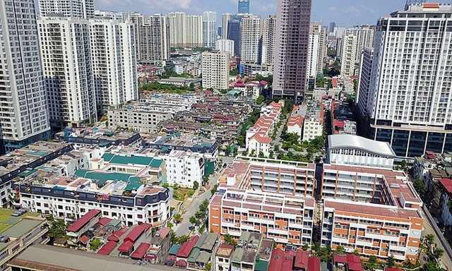 Thực trạng "găm h&agrave;ng" chờ thời diễn ra ở nhiều nơi. Ảnh: Internet