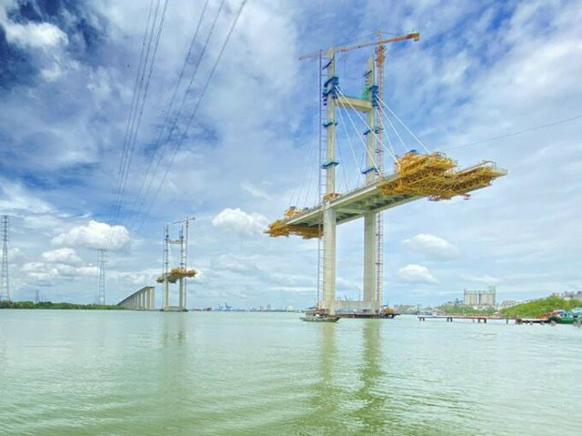 C&aacute;c hạng mục của cầu B&igrave;nh Kh&aacute;nh hiện đang được đẩy nhanh tiến độ. Ảnh: B&aacute;o Lao Động
