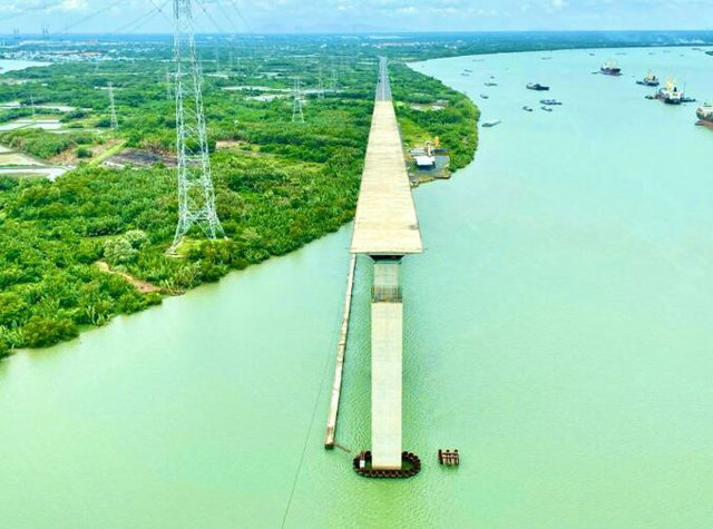 Cầu B&igrave;nh Kh&aacute;nh l&agrave; c&acirc;y cầu vượt s&ocirc;ng lớn nhất tr&ecirc;n tuyến cao tốc Bến Lức - Long Th&agrave;nh. Ảnh: B&aacute;o Lao Động