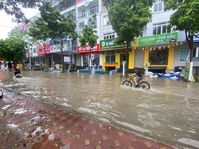 T&igrave;nh trạng ngập s&acirc;u l&agrave;m ảnh hưởng đến giao th&ocirc;ng cũng như đời sống của người d&acirc;n. Ảnh: Internet