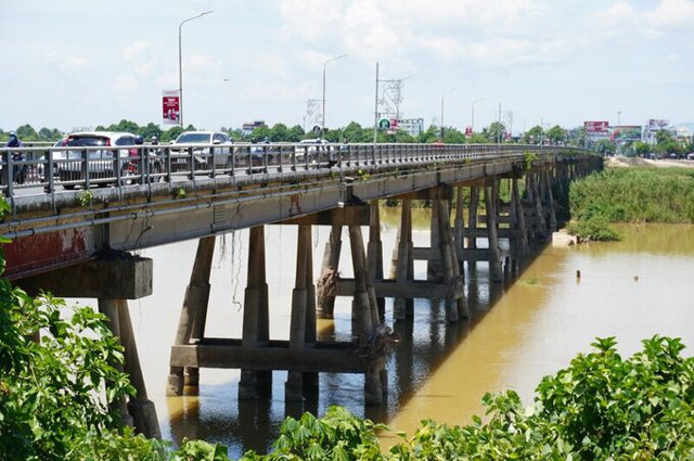 H&agrave;ng ng&agrave;y người d&acirc;n vẫn phải di chuyển qua c&acirc;y cầu n&agrave;y trong t&igrave;nh trạng nơm nớp lo sợ. Ảnh: B&aacute;o Lao Động