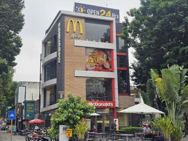 Cửa h&agrave;ng McDonald's chi nh&aacute;nh Bến Th&agrave;nh (quận 1, TP. HCM)