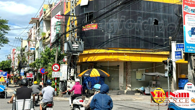 Căn nh&agrave; mặt tiền đường L&yacute; Th&aacute;i Tổ - Ho&agrave;ng Hoa Th&aacute;m đang treo bảng cho thu&ecirc;, sau khi Thế giới di động trả mặt bằng.&nbsp;