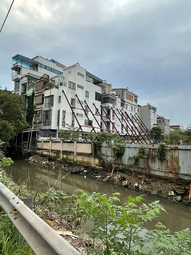 Quan s&aacute;t cho thấy h&agrave;ng loạt ng&ocirc;i nh&agrave; của người d&acirc;n bị nghi&ecirc;ng, l&uacute;n. Để khắc phục t&igrave;nh trạng n&agrave;y, c&aacute;c ng&ocirc;i nh&agrave; bị ảnh hưởng đ&atilde; được gia cố bằng hệ thống trụ th&eacute;p để tr&aacute;nh nguy cơ bị đổ, nghi&ecirc;ng.&nbsp;