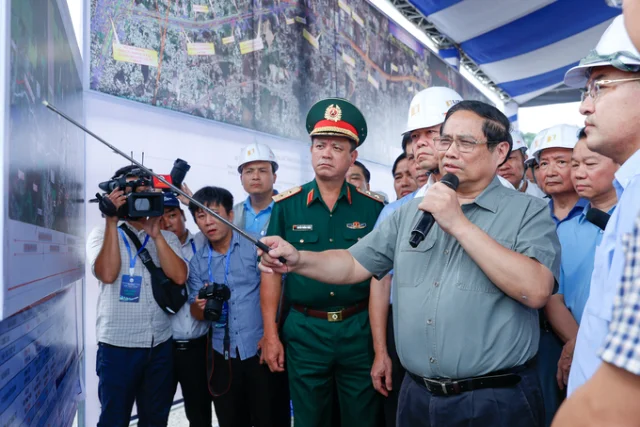 Thủ tướng Ch&iacute;nh phủ Phạm Minh Ch&iacute;nh trong chuyến thị s&aacute;t thứ 4 tại Dự &aacute;n Cảng h&agrave;ng kh&ocirc;ng quốc tế Long Th&agrave;nh. Ảnh: B&aacute;o Giao Th&ocirc;ng