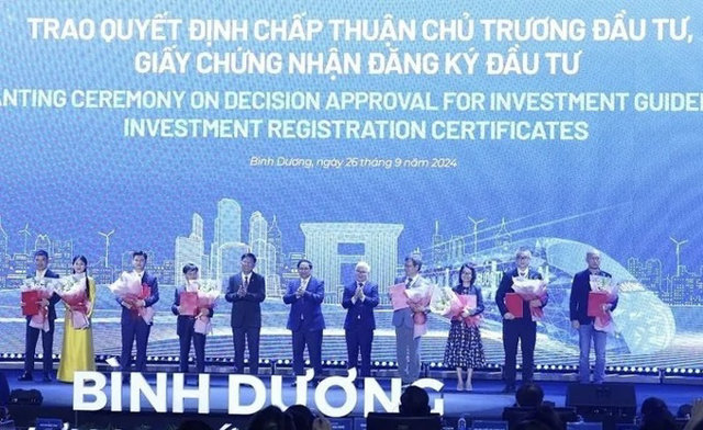 B&igrave;nh Dương trao quyết định v&agrave; giấy chứng nhận đăng k&yacute; đầu tư cho 8 dự &aacute;n, với tổng vốn đăng k&yacute; hơn 1,8 tỷ USD.