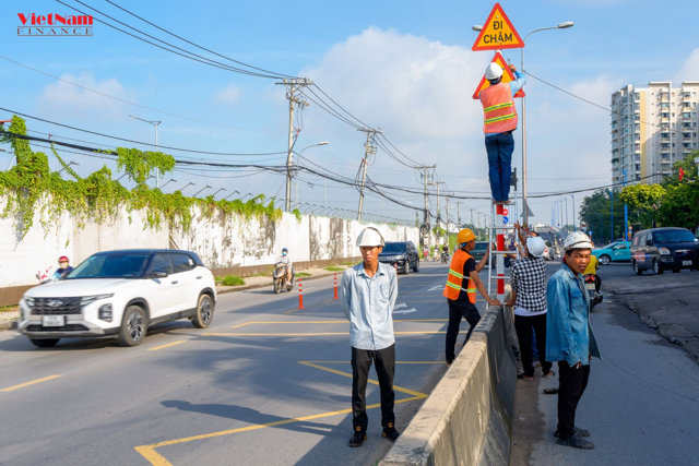 C&ocirc;ng nh&acirc;n ho&agrave;n thiện bảng chỉ dẫn l&ecirc;n cầu Năm L&yacute; s&aacute;ng 2/10