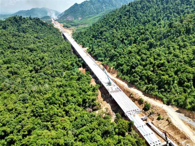 Cầu Kh&aacute;nh B&igrave;nh l&agrave; c&acirc;y cầu d&agrave;i nhất, lớn nhất dự &aacute;n cao tốc V&acirc;n Phong - Nha Trang. Ảnh: B&aacute;o Giao Th&ocirc;ng